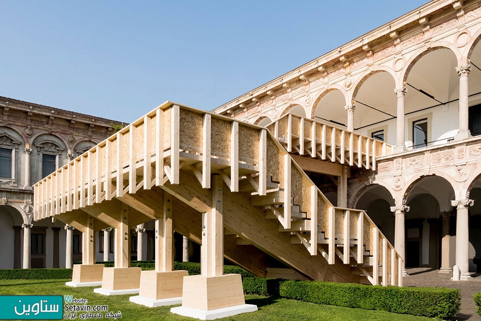 پله های چوبی عظیم در محوطه دانشگاه میلان