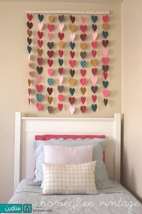 دیوار بالای تختخواب خود را با ریسه های رنگی به شکل قلب تزیین کنید