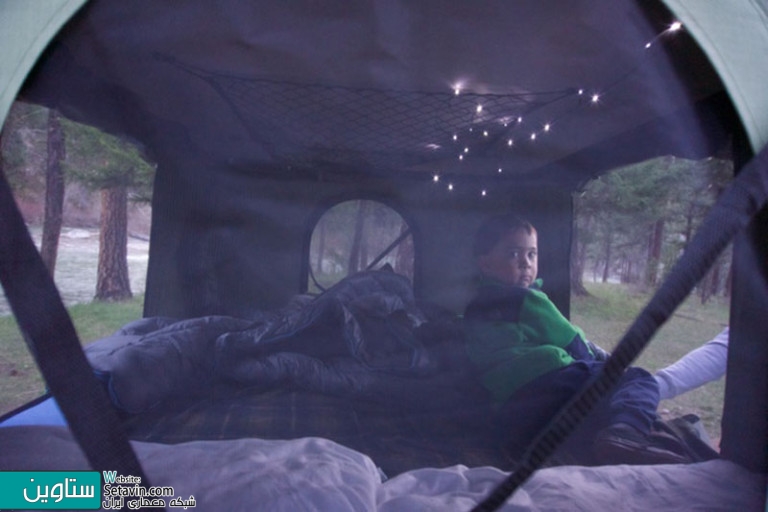 پوسته سختی که به چادری برای خواب بر روی اتومبیل تبدیل می شود.