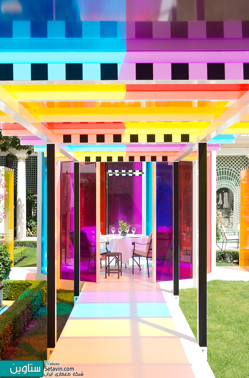 چشم اندازی رنگارنگ در باغ هتل le bristol پاریس