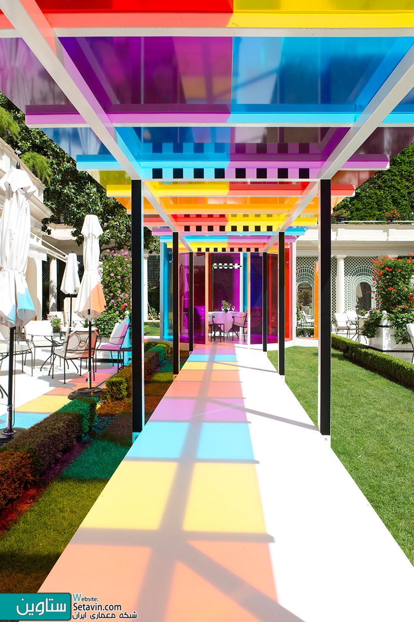 چشم اندازی رنگارنگ در باغ هتل le bristol پاریس
