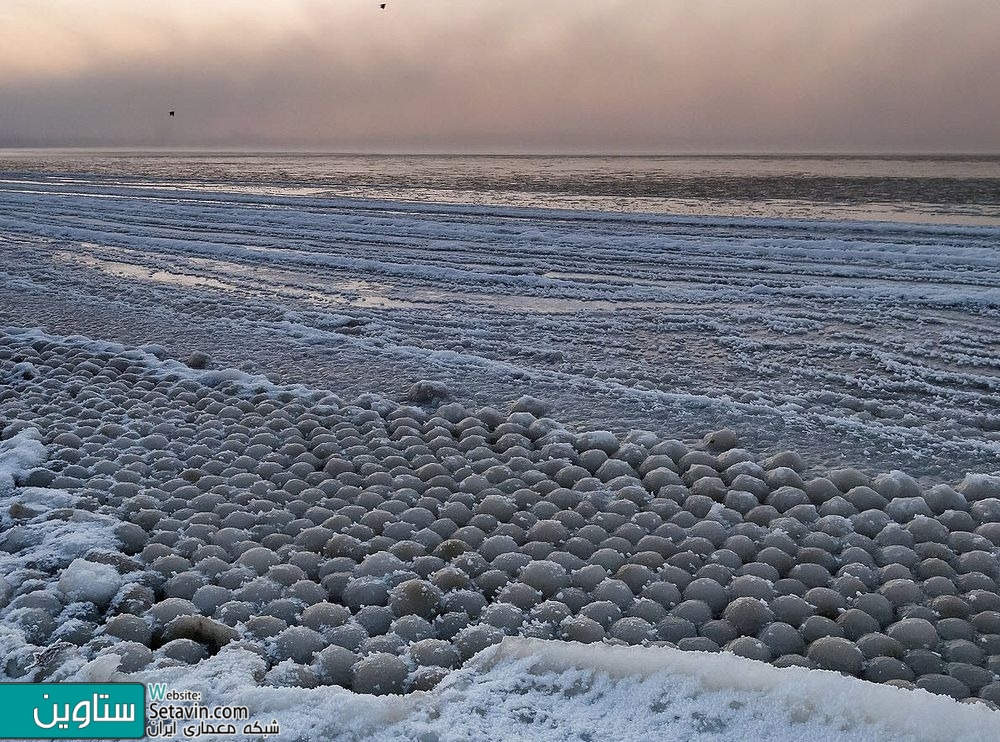 توپ های یخی دریاچه میشیگان و ساحل Stroomi