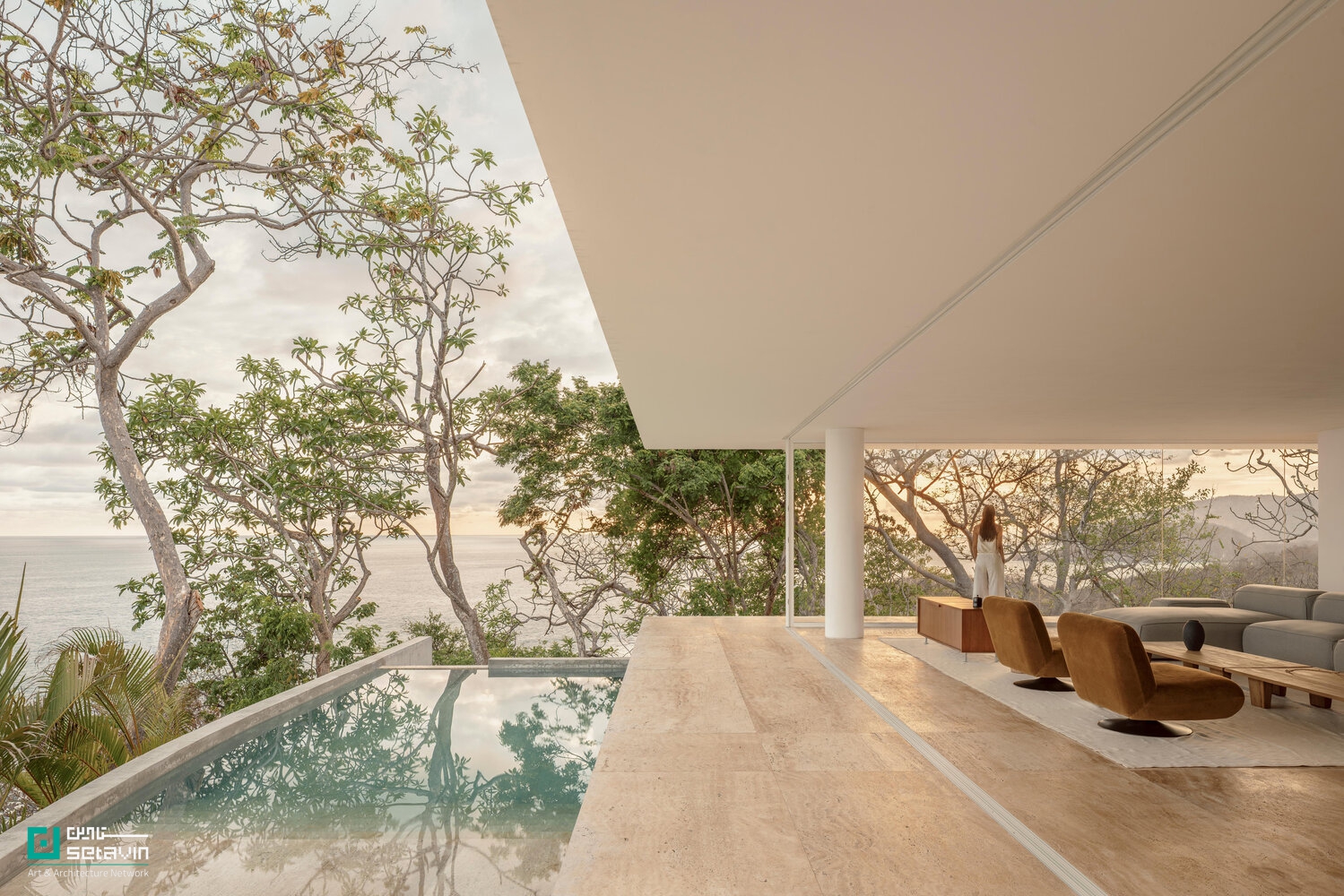 معماری خانه مالونیک در سیهواتانخو مکزیک اثر HW-STUDIO؛ بازتعریف مرزهای فضای سکونتی با حیاط دایره‌ای، سادگی بومی و همنشینی سایه و افق اقیانوس.