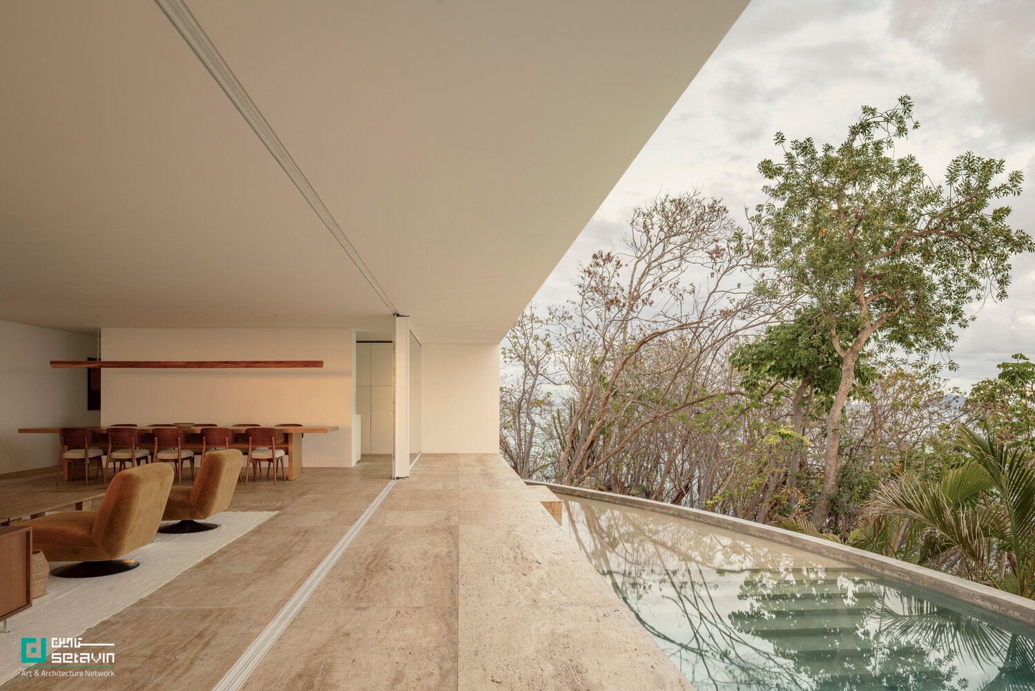 معماری خانه مالونیک در سیهواتانخو مکزیک اثر HW-STUDIO؛ بازتعریف مرزهای فضای سکونتی با حیاط دایره‌ای، سادگی بومی و همنشینی سایه و افق اقیانوس.