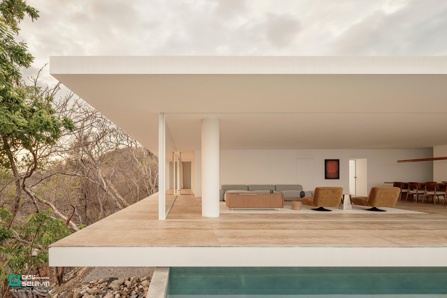 معماری خانه مالونیک در سیهواتانخو مکزیک اثر HW-STUDIO؛ بازتعریف مرزهای فضای سکونتی با حیاط دایره‌ای، سادگی بومی و همنشینی سایه و افق اقیانوس.