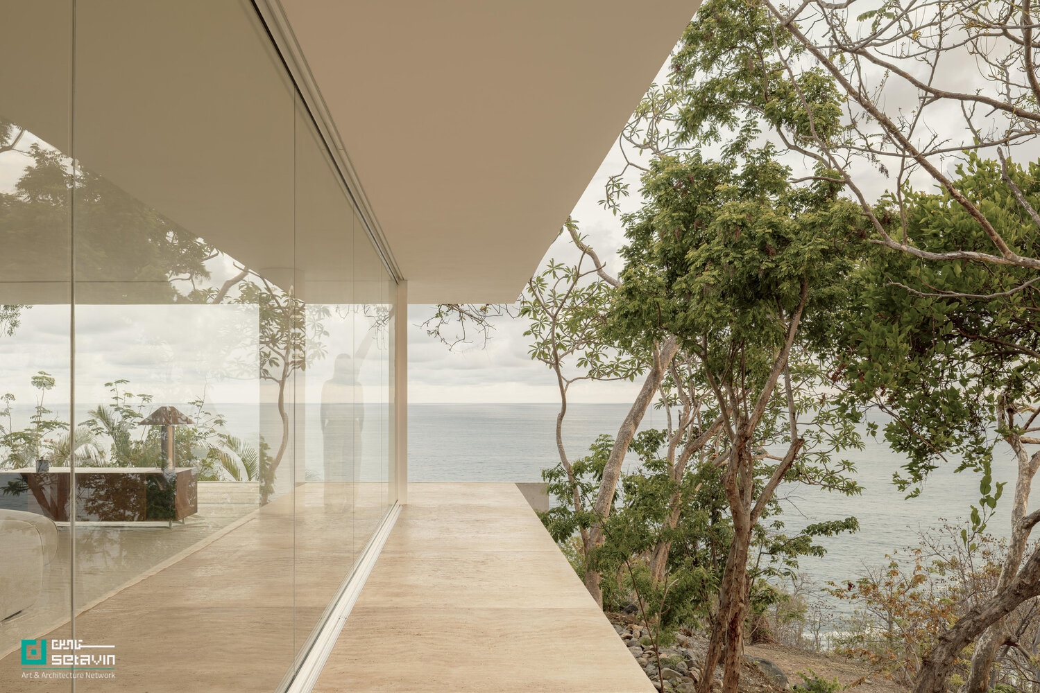 معماری خانه مالونیک در سیهواتانخو مکزیک اثر HW-STUDIO؛ بازتعریف مرزهای فضای سکونتی با حیاط دایره‌ای، سادگی بومی و همنشینی سایه و افق اقیانوس.