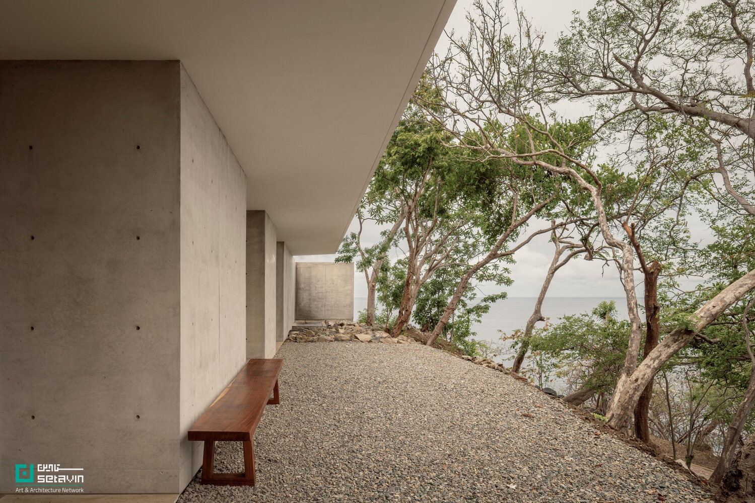 معماری خانه مالونیک در سیهواتانخو مکزیک اثر HW-STUDIO؛ بازتعریف مرزهای فضای سکونتی با حیاط دایره‌ای، سادگی بومی و همنشینی سایه و افق اقیانوس.