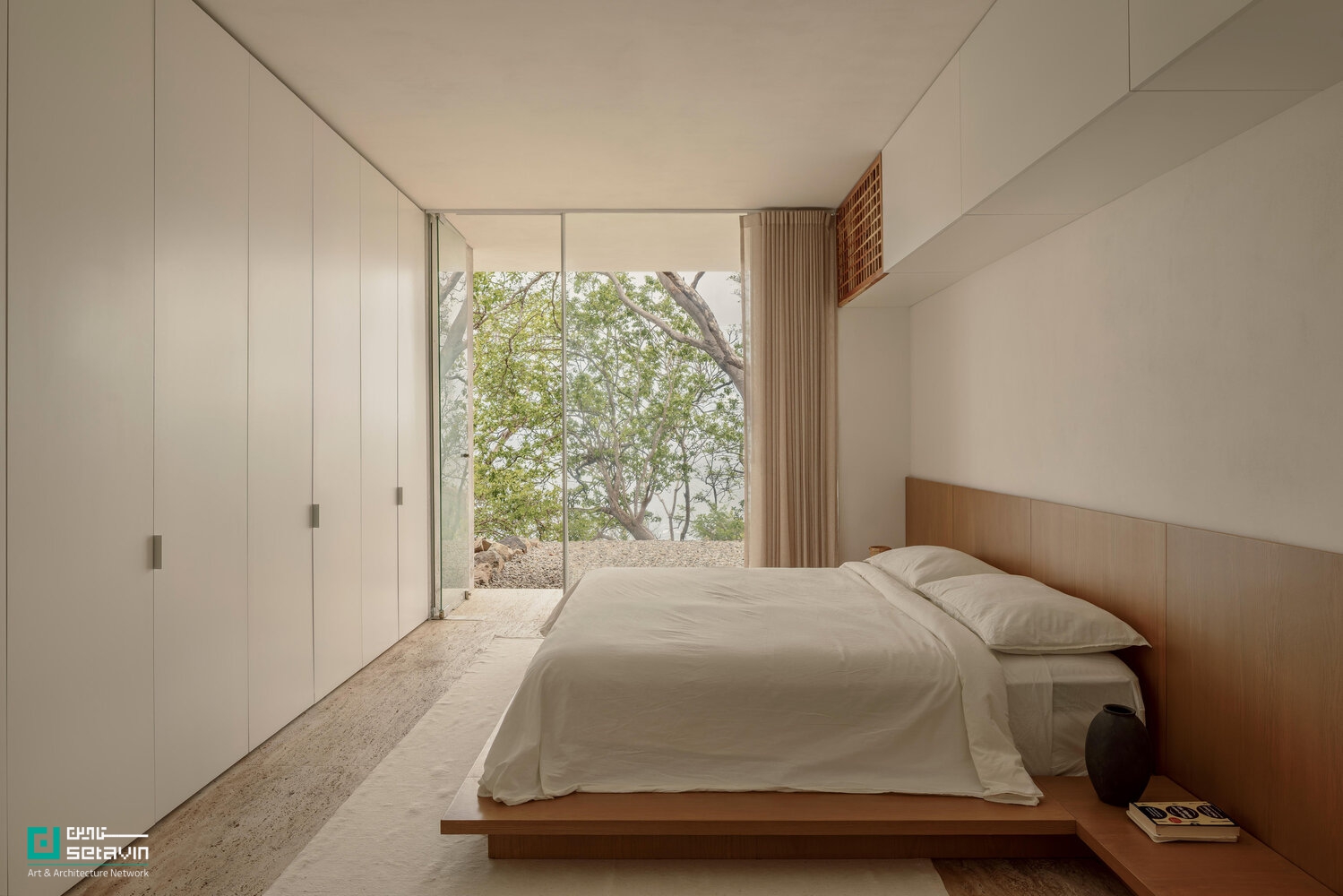 معماری خانه مالونیک در سیهواتانخو مکزیک اثر HW-STUDIO؛ بازتعریف مرزهای فضای سکونتی با حیاط دایره‌ای، سادگی بومی و همنشینی سایه و افق اقیانوس.