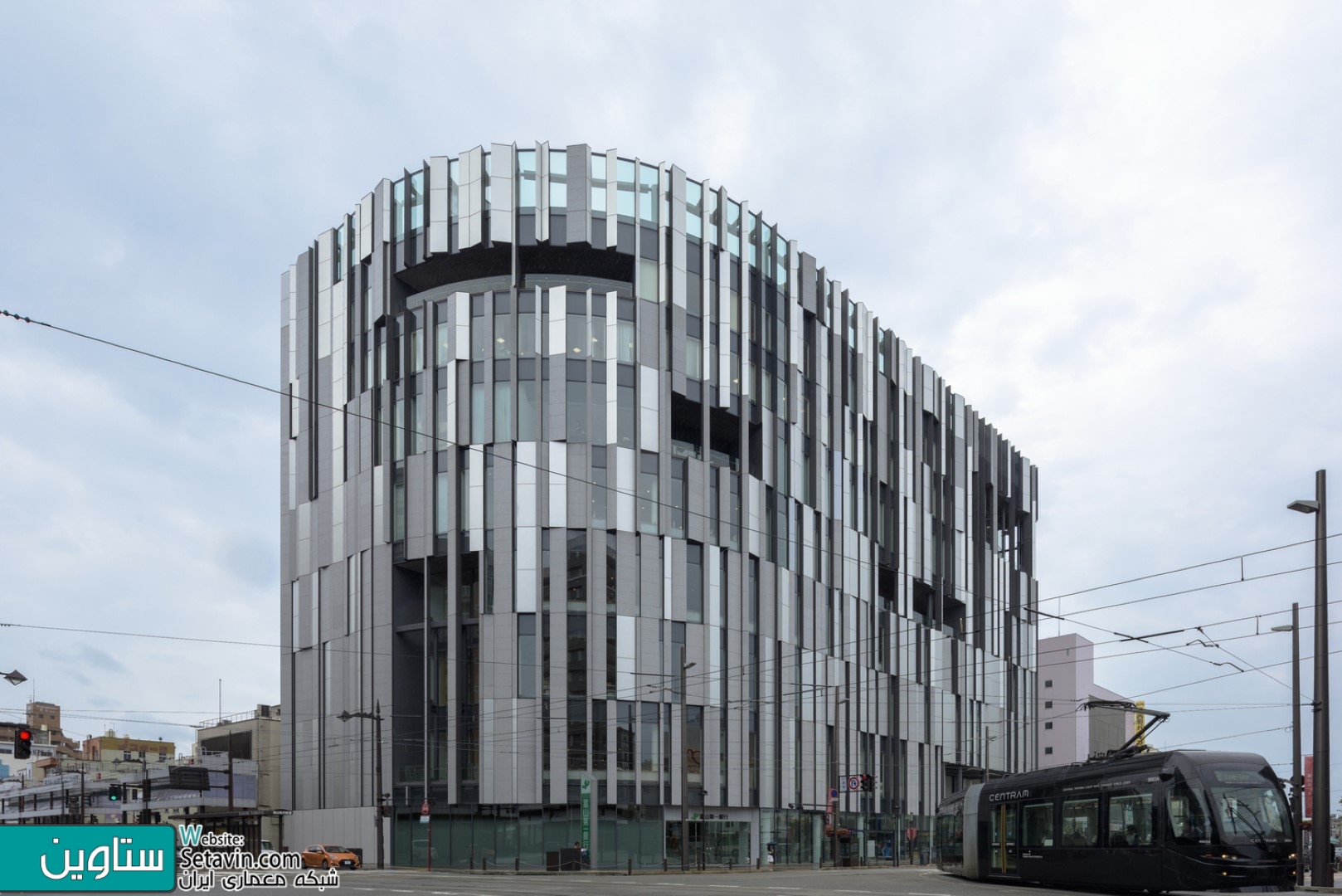 در این پست با ستاوین همراه باشید تا نگاهی به پروژه کتابخانه Toyama Kirari , در قلب شهر تویاما , ژاپن , داشته باشیم ... این ساختمان ترکیبی است از موزه هنر آبگینه ، کتابخانه شهر ویک بانک محلی. یک فضای باز به صورت یک وید بزرگ  در مرکز ساختمان باعث توزیع موثر نور از سمت جنوب شده که به اتصال سه فعالیت اصلی (کاربری) می کند.