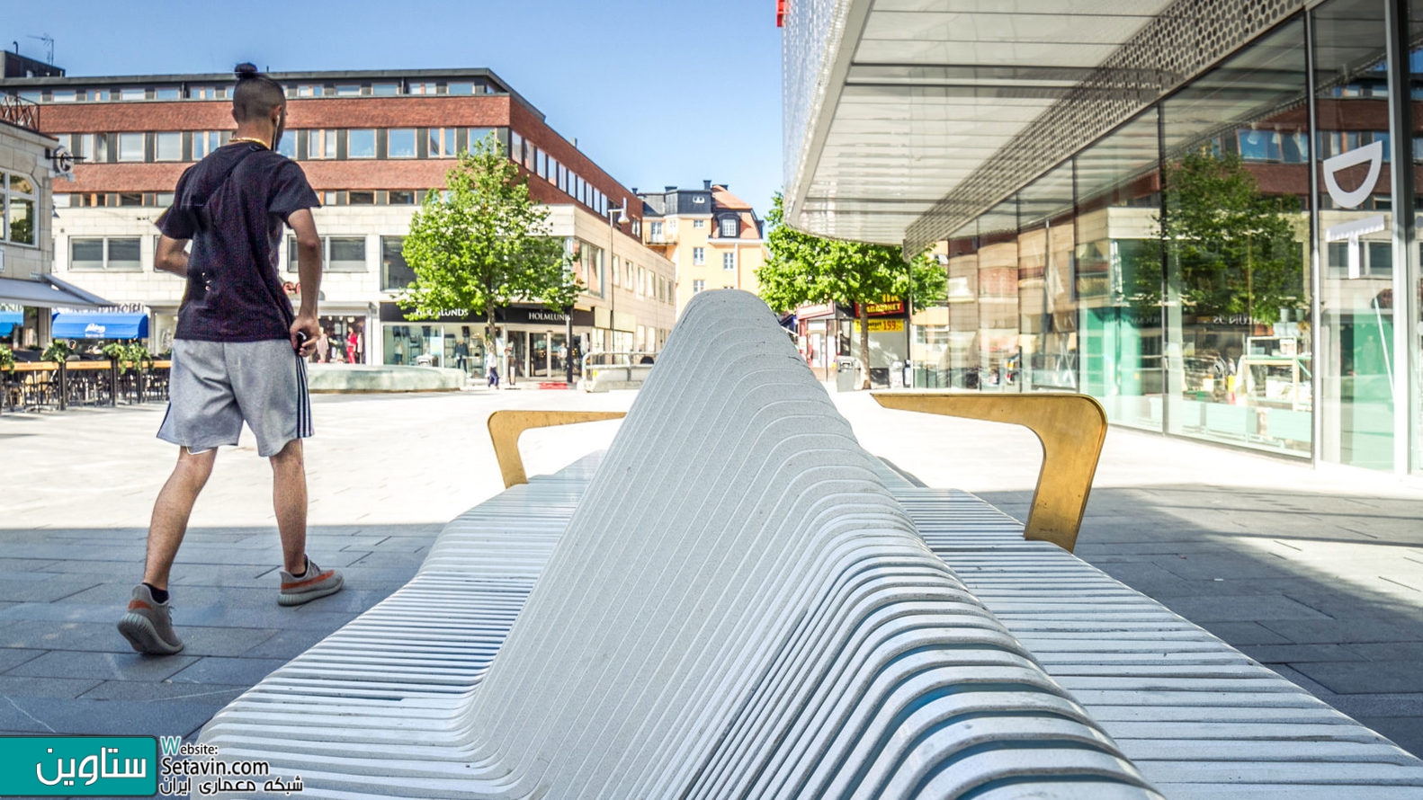 طراحی نیمکتی به طول 65 متر در میدانی در سوئد