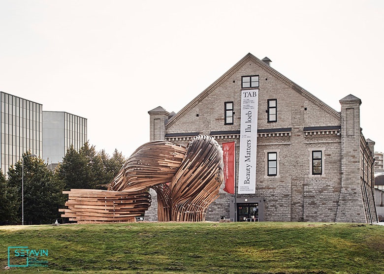 ساخت مجسمه بزرگ گمراه‌کننده‌ای با تکنیک‌های قدیمی چوب‌سازی , مجسمه , تکنیک‌های قدیمی چوب‌سازی , Tallinn Architecture Biennial , سال ۲۰۱۹ , واقعیت افزوده , شهر تالین ,  استونی