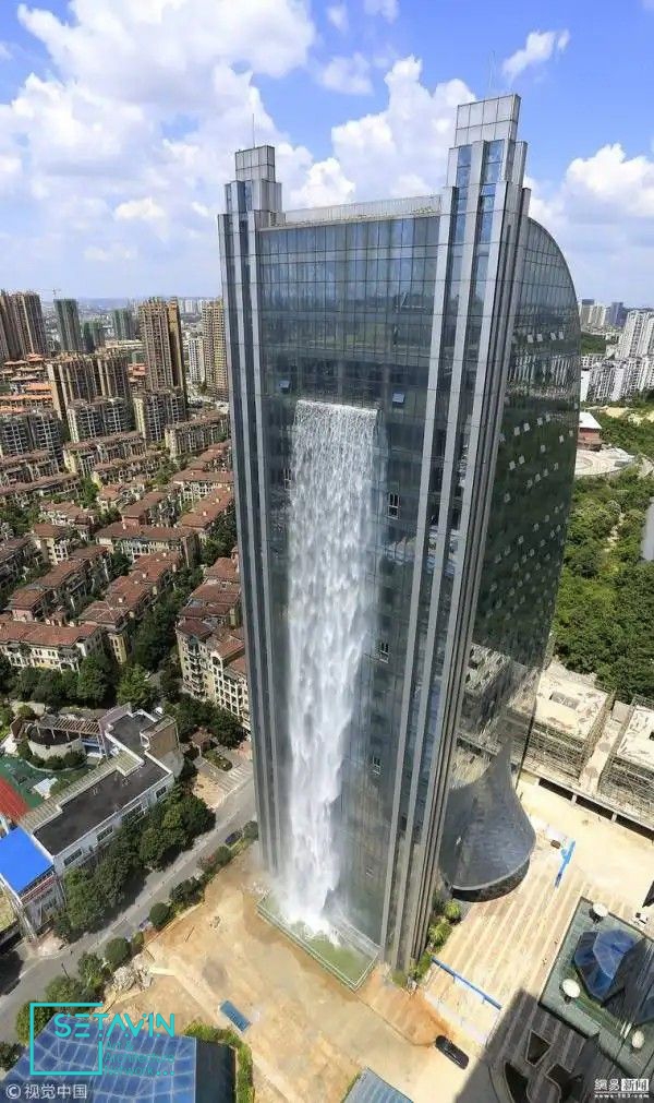 بلندترین آبشار مصنوعی جهان بر روی یک آسمانخراش در چین