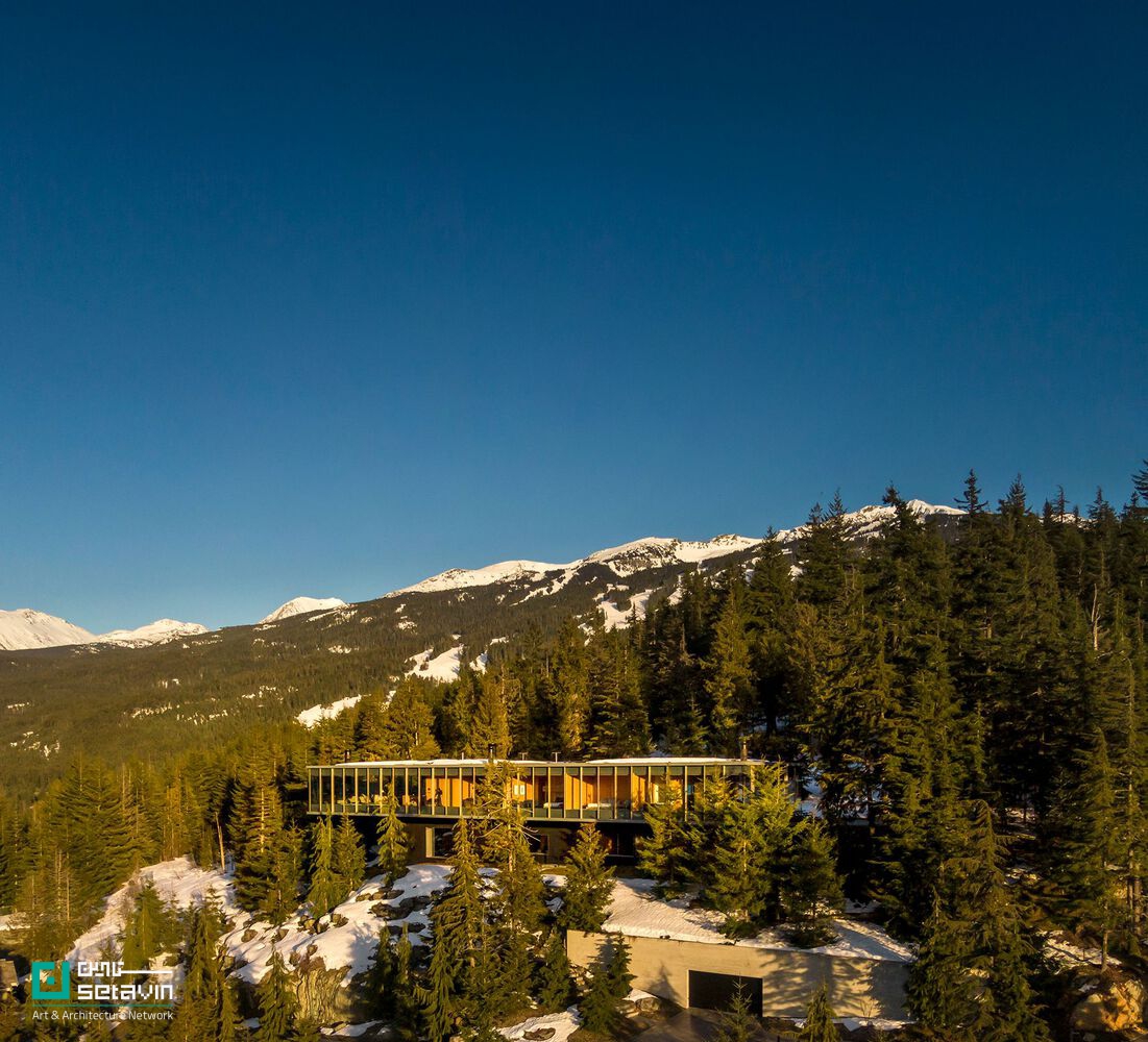 cold climate architecture, glass house design, Whistler architecture, studio mk27, Marcio Kogan, Suzana Glogowski, floating architecture, minimal house, indoor-outdoor connection, modern mountain home ,معماری در اقلیم سرد، طراحی خانه در ویسلر، خانه شیشه‌ای، استودیو mk27، مارسیو کوگان، سوزانا گلوگوفسکی، معماری معلق، طراحی داخلی و بیرونی، معماری مینیمال، پیوند با طبیعت در معماری