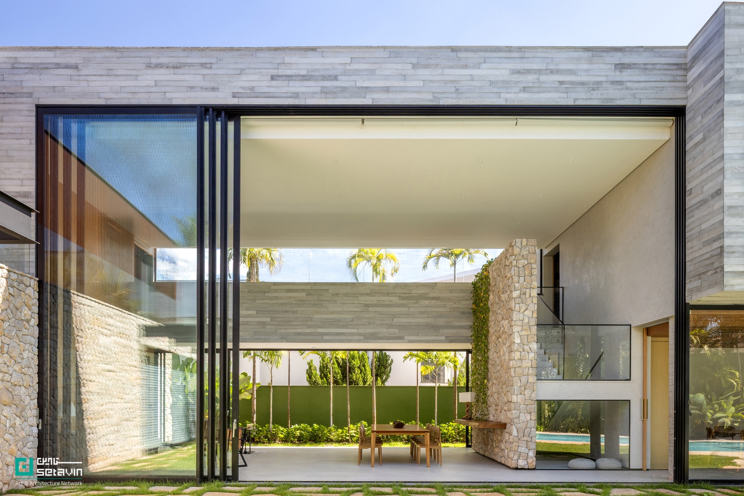 Dione House, Brazilian Architecture, Studio Andre Lenza, modern house design, contemporary architecture, Goiania house, Pirenopolis stone, open space concept, L-shaped house, tropical architecture, residential design Brazil ,خانه دیونه، معماری برزیل، طراحی خانه مدرن، معماری معاصر، مصالح بومی، سنگ پیرنوپولیس، آندره لنزا، طراحی ویلای مدرن، خانه در گویانیا، معماری و طبیعت، خانه L شکل، استخر در معماری مسکونی، طراحی فضای باز