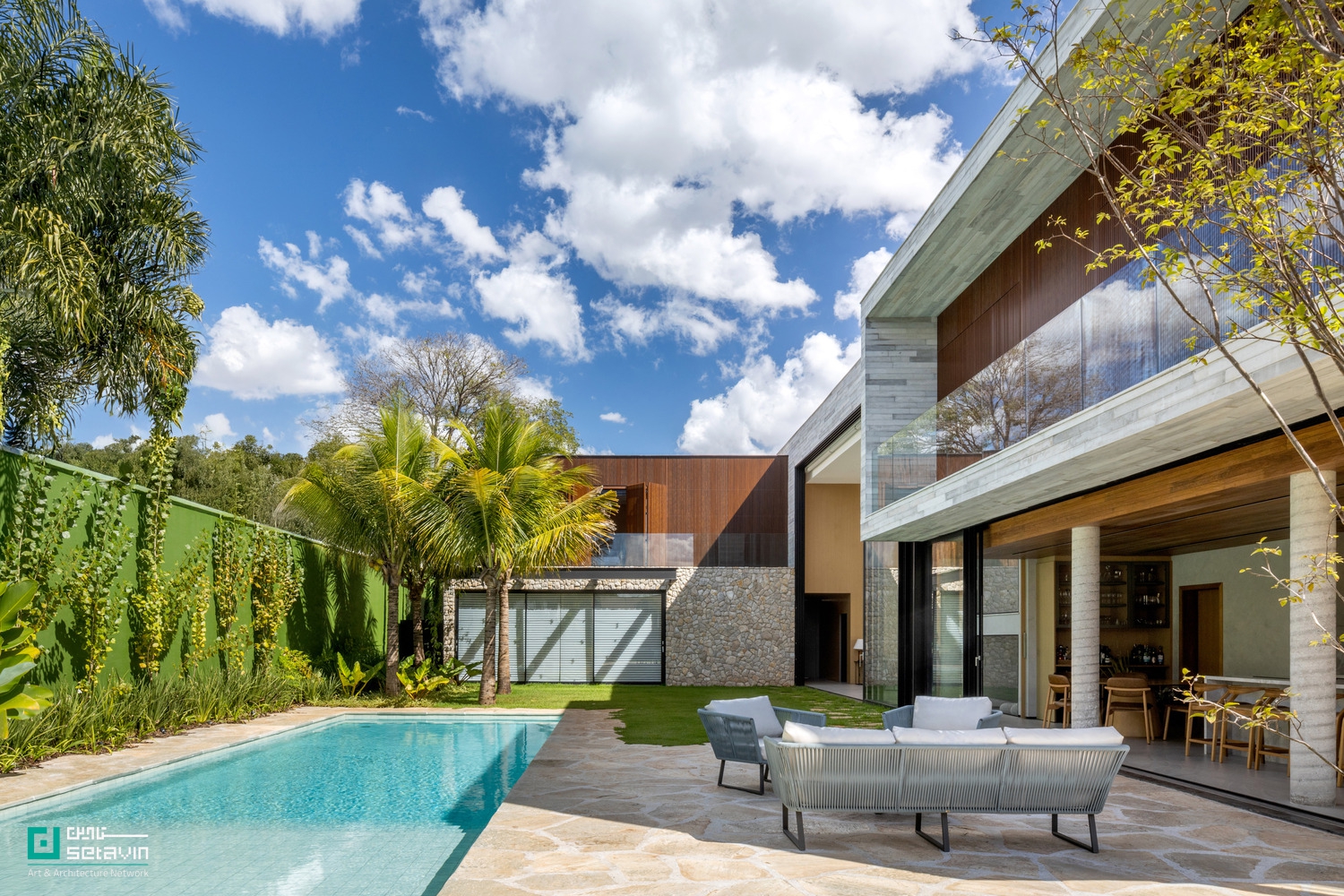 Dione House, Brazilian Architecture, Studio Andre Lenza, modern house design, contemporary architecture, Goiania house, Pirenopolis stone, open space concept, L-shaped house, tropical architecture, residential design Brazil ,خانه دیونه، معماری برزیل، طراحی خانه مدرن، معماری معاصر، مصالح بومی، سنگ پیرنوپولیس، آندره لنزا، طراحی ویلای مدرن، خانه در گویانیا، معماری و طبیعت، خانه L شکل، استخر در معماری مسکونی، طراحی فضای باز