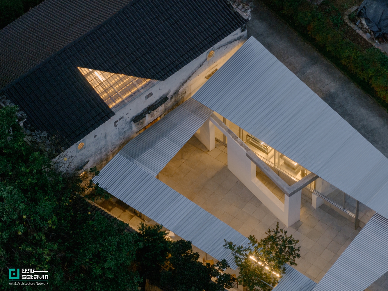 مرکز گردشگری، معماری روستایی، طراحی معاصر، مرمت معماری، Atelier tao+c، طراحی پایدار، پروژه چین، معماری مینیمال، همآهنگی با بستر، بازسازی حساس , Longyou Tourist Center, rural architecture, contemporary design, architectural restoration, Atelier tao+c, sustainable design, China project, minimal architecture, contextual harmony, sensitive renovation