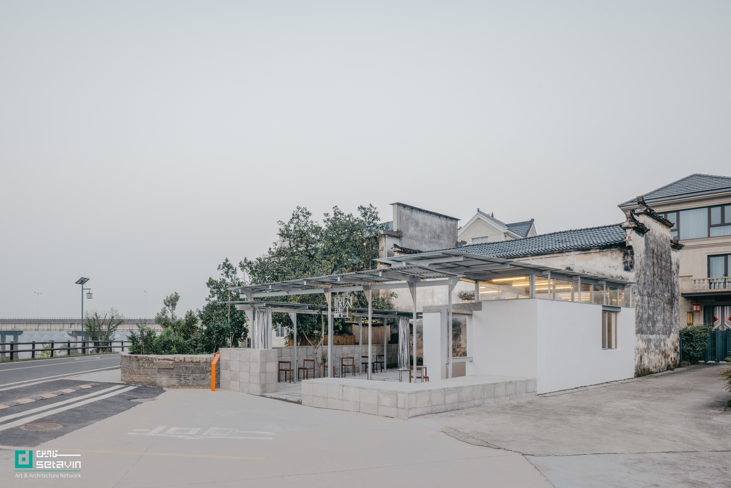 مرکز گردشگری، معماری روستایی، طراحی معاصر، مرمت معماری، Atelier tao+c، طراحی پایدار، پروژه چین، معماری مینیمال، همآهنگی با بستر، بازسازی حساس , Longyou Tourist Center, rural architecture, contemporary design, architectural restoration, Atelier tao+c, sustainable design, China project, minimal architecture, contextual harmony, sensitive renovation