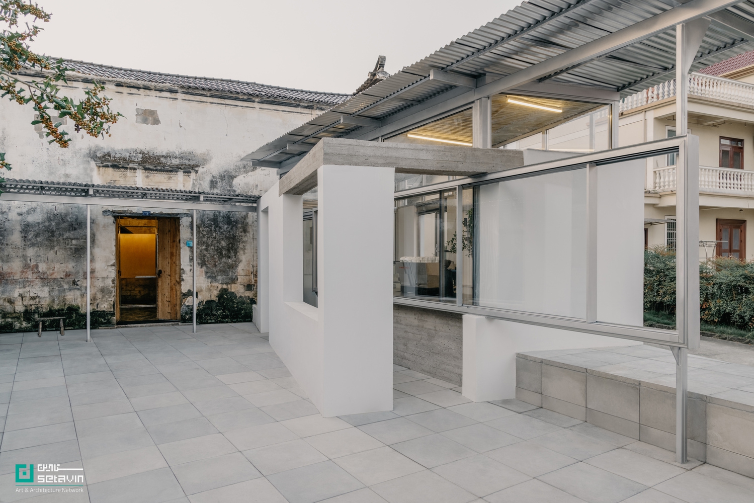 مرکز گردشگری، معماری روستایی، طراحی معاصر، مرمت معماری، Atelier tao+c، طراحی پایدار، پروژه چین، معماری مینیمال، همآهنگی با بستر، بازسازی حساس , Longyou Tourist Center, rural architecture, contemporary design, architectural restoration, Atelier tao+c, sustainable design, China project, minimal architecture, contextual harmony, sensitive renovation