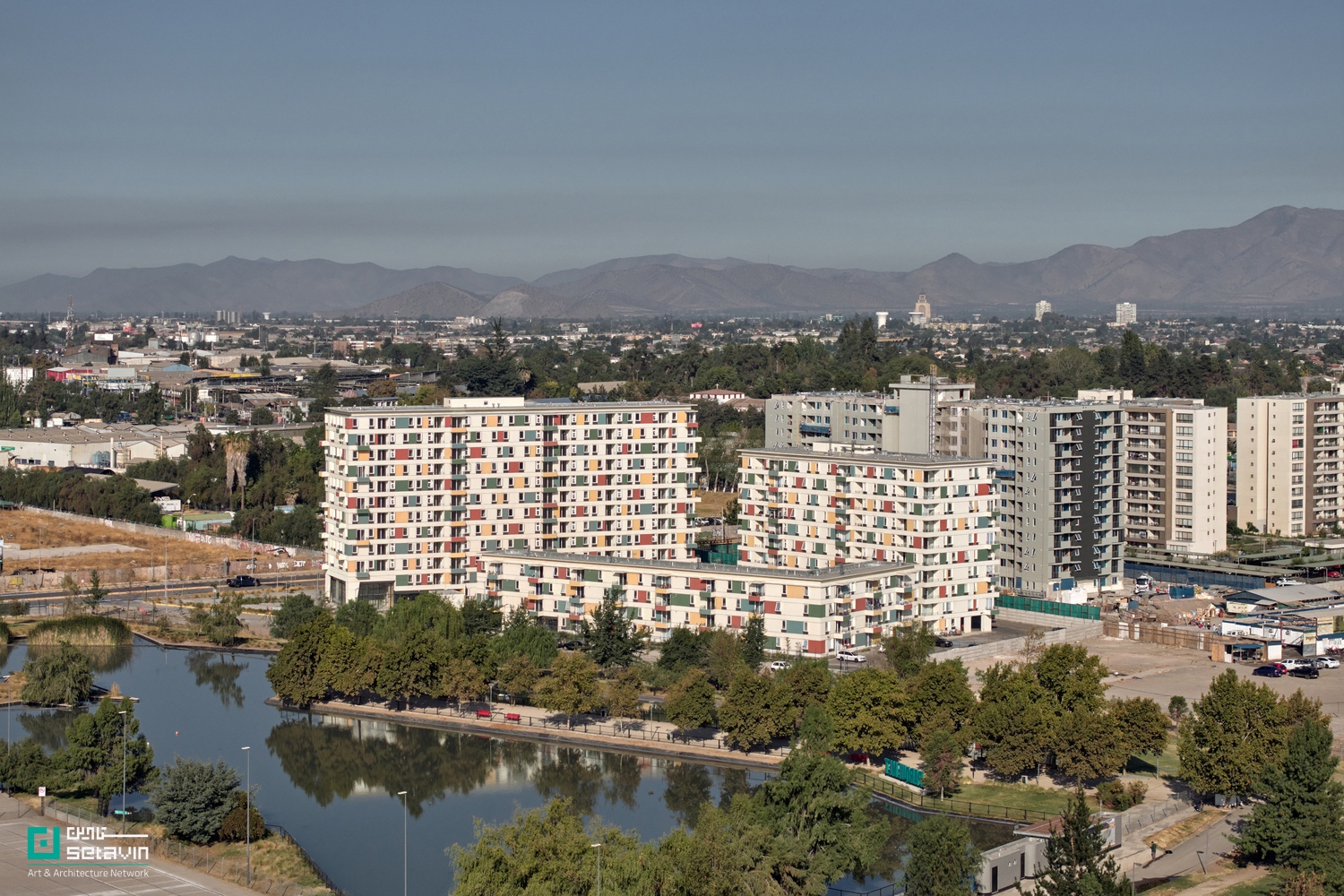 English: Mirador Laguna, High-Rise Architecture, Vertical Living, Social Housing Chile, Sustainable Design, Urban Density, Contemporary Residential Architecture, Community Integration ,میرادور لاگونا، معماری بلندمرتبه، زندگی اجتماعی عمودی، معماری شیلی، طراحی پایدار، تراکم شهری، معماری مسکونی معاصر، مجتمع مسکونی اجتماعی