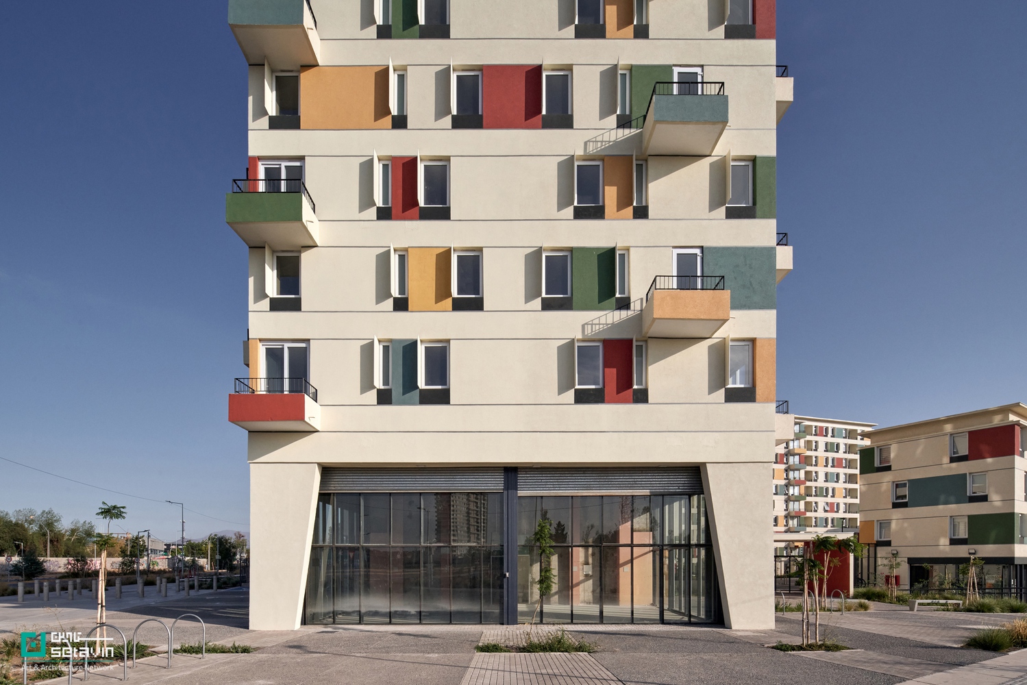 English: Mirador Laguna, High-Rise Architecture, Vertical Living, Social Housing Chile, Sustainable Design, Urban Density, Contemporary Residential Architecture, Community Integration ,میرادور لاگونا، معماری بلندمرتبه، زندگی اجتماعی عمودی، معماری شیلی، طراحی پایدار، تراکم شهری، معماری مسکونی معاصر، مجتمع مسکونی اجتماعی