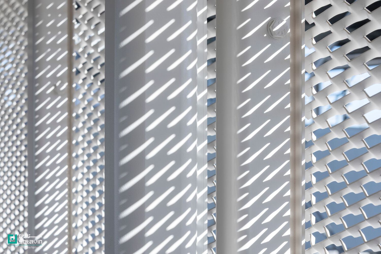 Bridge Municipal Hospital Karlsruhe, Caspar Schols, Werner Sobek, Healthcare Architecture, Infrastructure Design, Bridge Design, Germany, معماری پل, معماری درمانی, زیرساخت شهری, پل بیمارستانی, طراحی شهری پایدار, Helipad Architecture, Karlsruhe Architecture