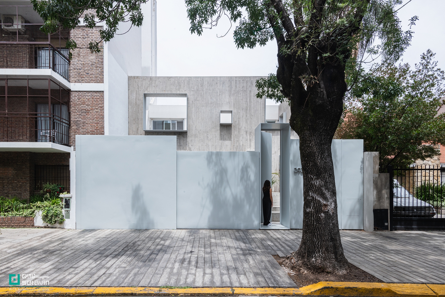 Po-Yo House, MMCV, Buenos Aires architecture, exposed concrete house, residential renovation, contemporary architecture, Argentina architecture, concrete facade, interior-exterior integration, stepped floor plan, architectural case study, Setavin Architecture Network ,بازآفرینی معماری، معماری مسکونی معاصر، بتن اکسپوز، طراحی داخلی مینیمال، خانه Po-Yo، بوئنوس‌آیرس، معماری آرژانتین، MMCV، بازسازی خانه، طراحی ورودی، اتصال فضاهای داخلی و خارجی، ستاوین، پروژه‌های معماری جهان
