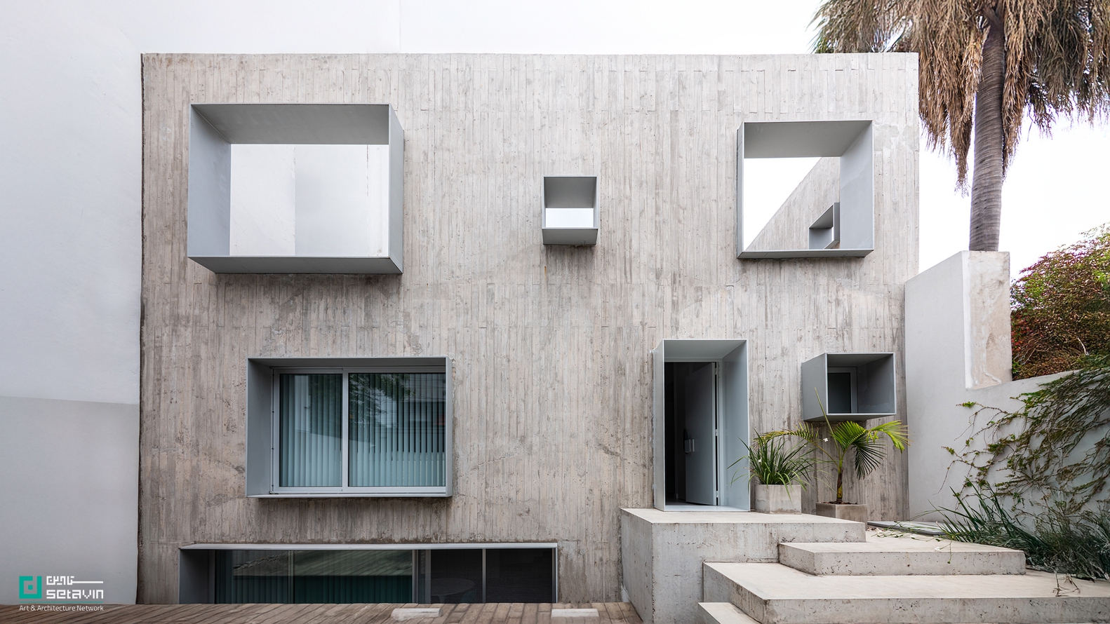 Po-Yo House, MMCV, Buenos Aires architecture, exposed concrete house, residential renovation, contemporary architecture, Argentina architecture, concrete facade, interior-exterior integration, stepped floor plan, architectural case study, Setavin Architecture Network ,بازآفرینی معماری، معماری مسکونی معاصر، بتن اکسپوز، طراحی داخلی مینیمال، خانه Po-Yo، بوئنوس‌آیرس، معماری آرژانتین، MMCV، بازسازی خانه، طراحی ورودی، اتصال فضاهای داخلی و خارجی، ستاوین، پروژه‌های معماری جهان
