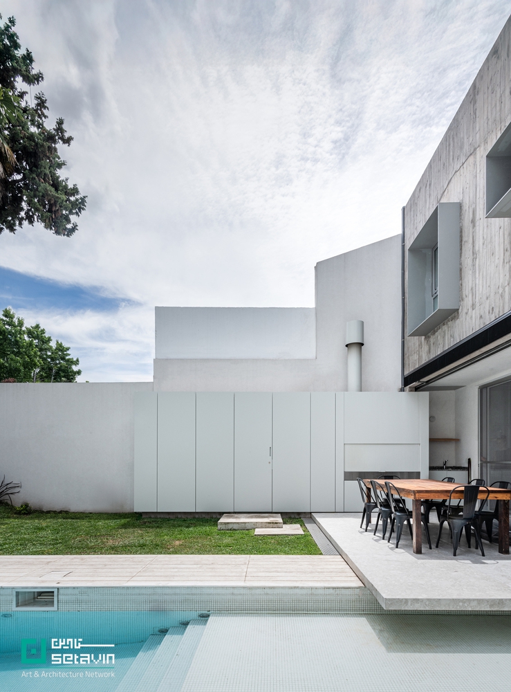 Po-Yo House, MMCV, Buenos Aires architecture, exposed concrete house, residential renovation, contemporary architecture, Argentina architecture, concrete facade, interior-exterior integration, stepped floor plan, architectural case study, Setavin Architecture Network ,بازآفرینی معماری، معماری مسکونی معاصر، بتن اکسپوز، طراحی داخلی مینیمال، خانه Po-Yo، بوئنوس‌آیرس، معماری آرژانتین، MMCV، بازسازی خانه، طراحی ورودی، اتصال فضاهای داخلی و خارجی، ستاوین، پروژه‌های معماری جهان