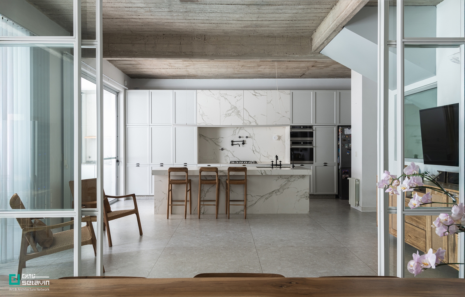 Po-Yo House, MMCV, Buenos Aires architecture, exposed concrete house, residential renovation, contemporary architecture, Argentina architecture, concrete facade, interior-exterior integration, stepped floor plan, architectural case study, Setavin Architecture Network ,بازآفرینی معماری، معماری مسکونی معاصر، بتن اکسپوز، طراحی داخلی مینیمال، خانه Po-Yo، بوئنوس‌آیرس، معماری آرژانتین، MMCV، بازسازی خانه، طراحی ورودی، اتصال فضاهای داخلی و خارجی، ستاوین، پروژه‌های معماری جهان