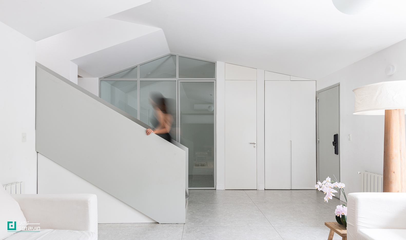 Po-Yo House, MMCV, Buenos Aires architecture, exposed concrete house, residential renovation, contemporary architecture, Argentina architecture, concrete facade, interior-exterior integration, stepped floor plan, architectural case study, Setavin Architecture Network ,بازآفرینی معماری، معماری مسکونی معاصر، بتن اکسپوز، طراحی داخلی مینیمال، خانه Po-Yo، بوئنوس‌آیرس، معماری آرژانتین، MMCV، بازسازی خانه، طراحی ورودی، اتصال فضاهای داخلی و خارجی، ستاوین، پروژه‌های معماری جهان