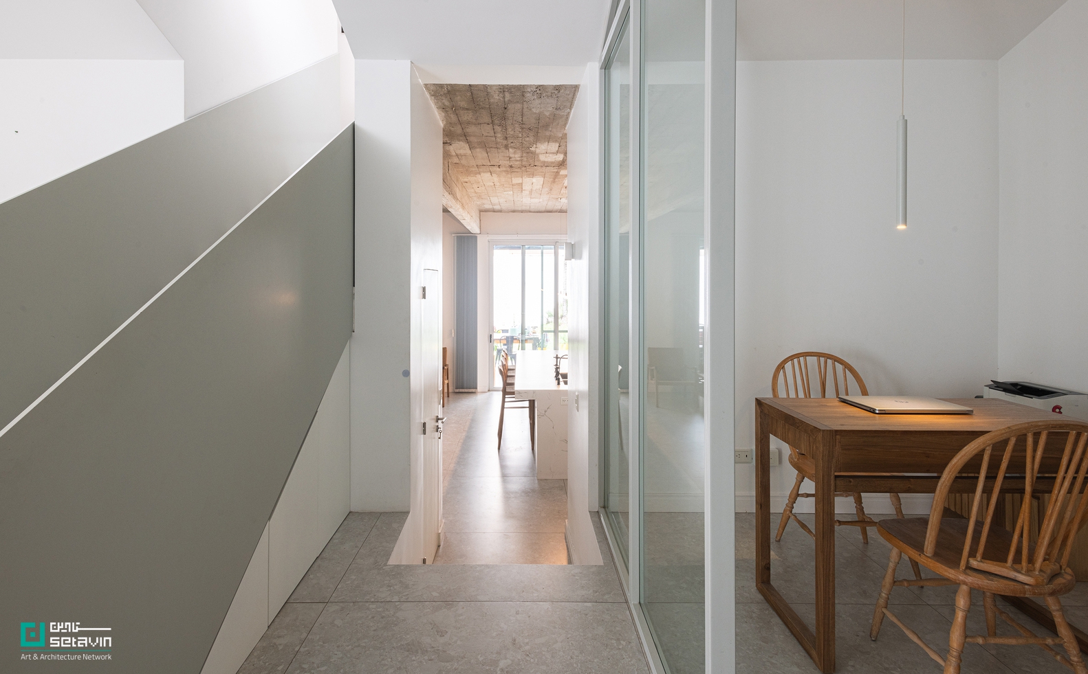 Po-Yo House, MMCV, Buenos Aires architecture, exposed concrete house, residential renovation, contemporary architecture, Argentina architecture, concrete facade, interior-exterior integration, stepped floor plan, architectural case study, Setavin Architecture Network ,بازآفرینی معماری، معماری مسکونی معاصر، بتن اکسپوز، طراحی داخلی مینیمال، خانه Po-Yo، بوئنوس‌آیرس، معماری آرژانتین، MMCV، بازسازی خانه، طراحی ورودی، اتصال فضاهای داخلی و خارجی، ستاوین، پروژه‌های معماری جهان