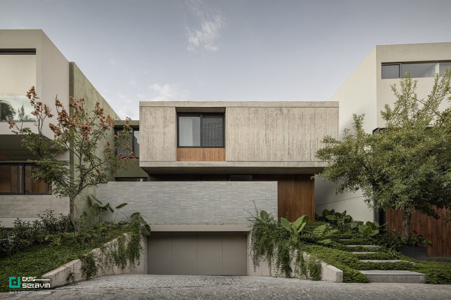 خانه DLCA در زاپوپان مکزیک، اثر 0studio Arquitectura؛ ترکیب بتن و چوب با حیاط سه‌ارتفاعه، نورگیری هوشمند و پیوند دقیق داخل و باغ.