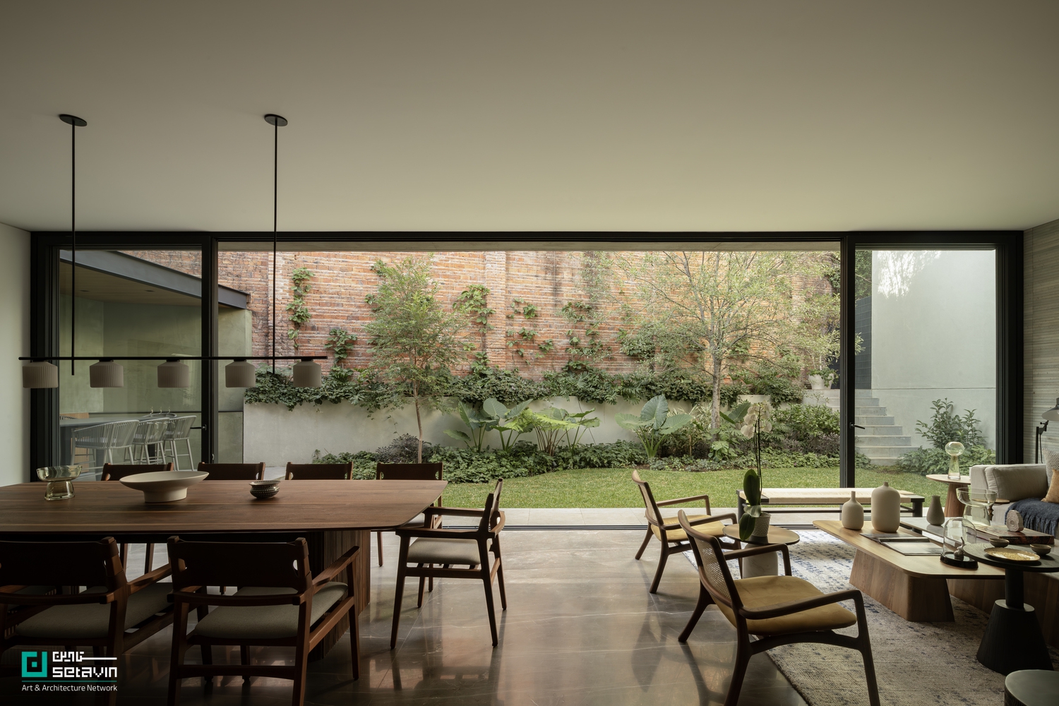 خانه DLCA در زاپوپان مکزیک، اثر 0studio Arquitectura؛ ترکیب بتن و چوب با حیاط سه‌ارتفاعه، نورگیری هوشمند و پیوند دقیق داخل و باغ.