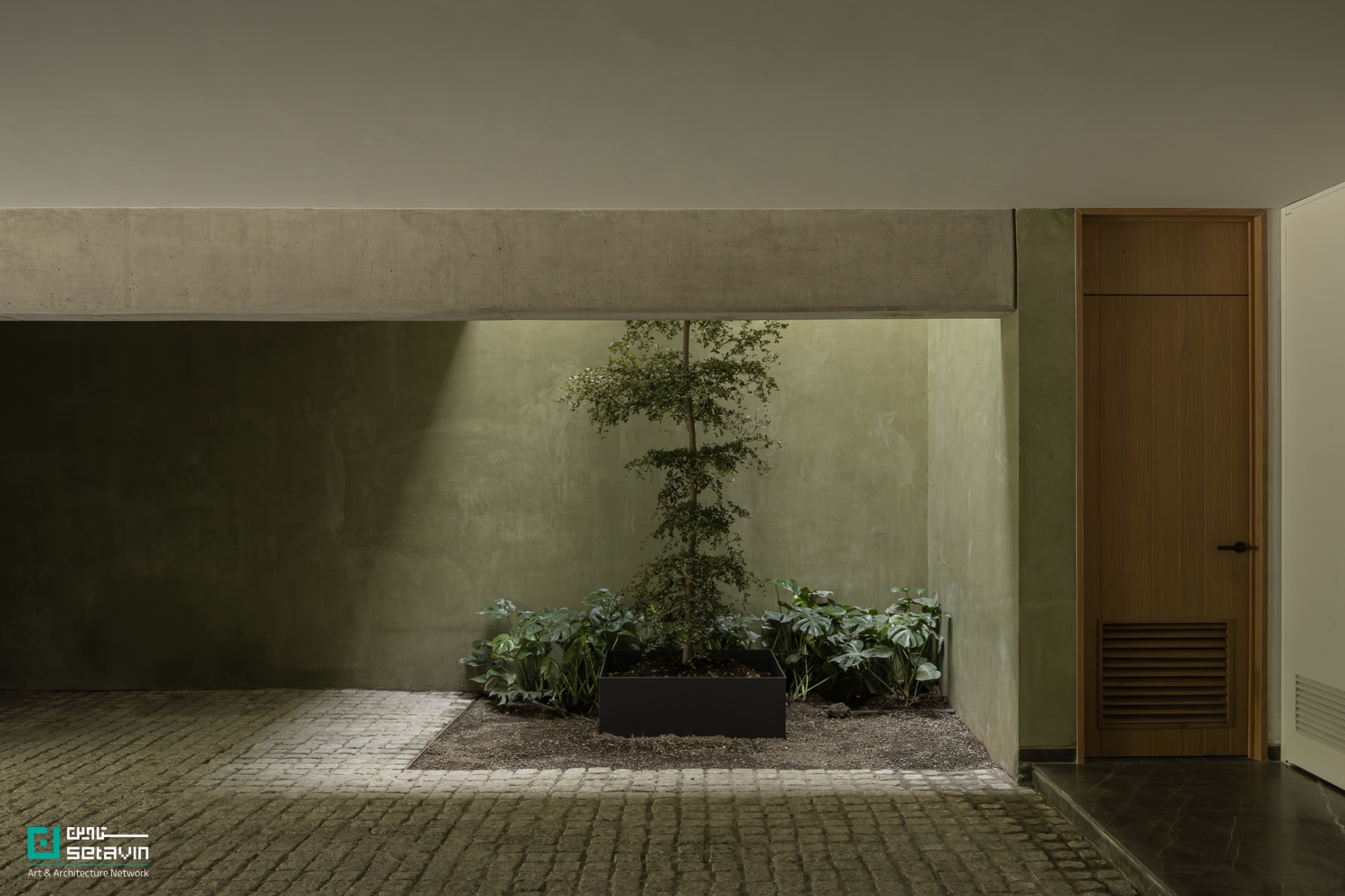 خانه DLCA در زاپوپان مکزیک، اثر 0studio Arquitectura؛ ترکیب بتن و چوب با حیاط سه‌ارتفاعه، نورگیری هوشمند و پیوند دقیق داخل و باغ.