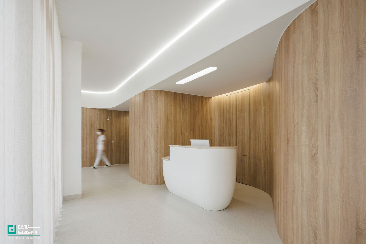 معرفی و بررسی کلینیک دندانپزشکی MOOD در مایا پرتغال، اثر Tsou Arquitectos؛ پروژه‌ای مینیمال با تمرکز بر نور، متریال طبیعی و آرامش فضایی.