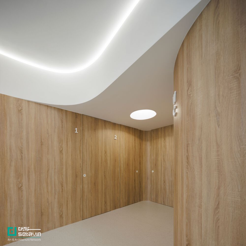 معرفی و بررسی کلینیک دندانپزشکی MOOD در مایا پرتغال، اثر Tsou Arquitectos؛ پروژه‌ای مینیمال با تمرکز بر نور، متریال طبیعی و آرامش فضایی.