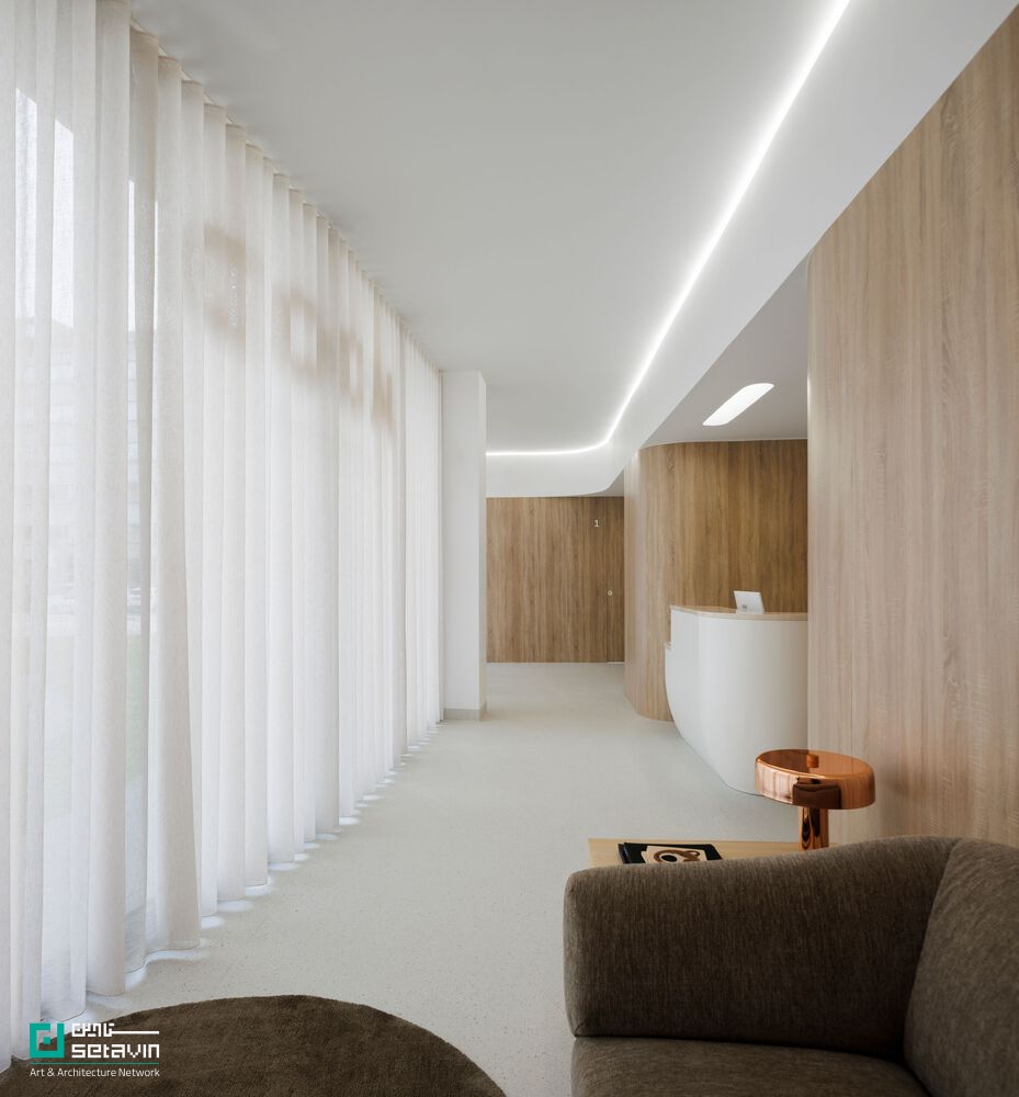 معرفی و بررسی کلینیک دندانپزشکی MOOD در مایا پرتغال، اثر Tsou Arquitectos؛ پروژه‌ای مینیمال با تمرکز بر نور، متریال طبیعی و آرامش فضایی.
