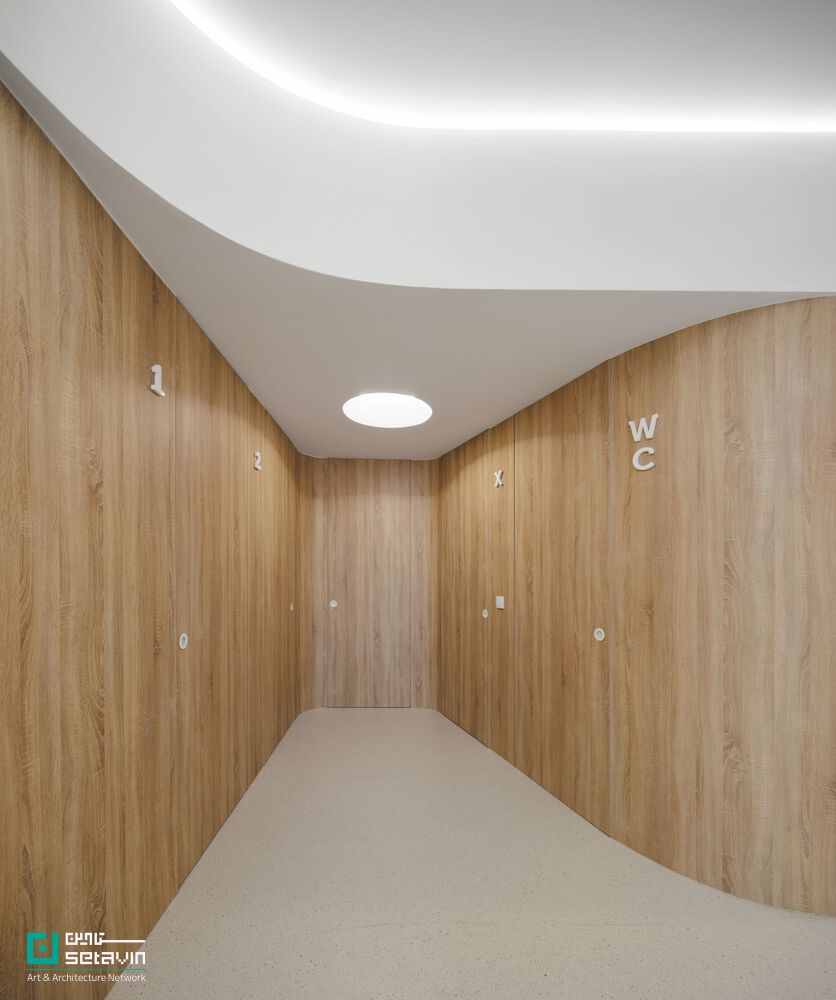 معرفی و بررسی کلینیک دندانپزشکی MOOD در مایا پرتغال، اثر Tsou Arquitectos؛ پروژه‌ای مینیمال با تمرکز بر نور، متریال طبیعی و آرامش فضایی.