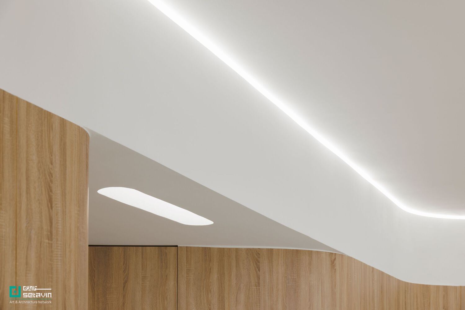 معرفی و بررسی کلینیک دندانپزشکی MOOD در مایا پرتغال، اثر Tsou Arquitectos؛ پروژه‌ای مینیمال با تمرکز بر نور، متریال طبیعی و آرامش فضایی.