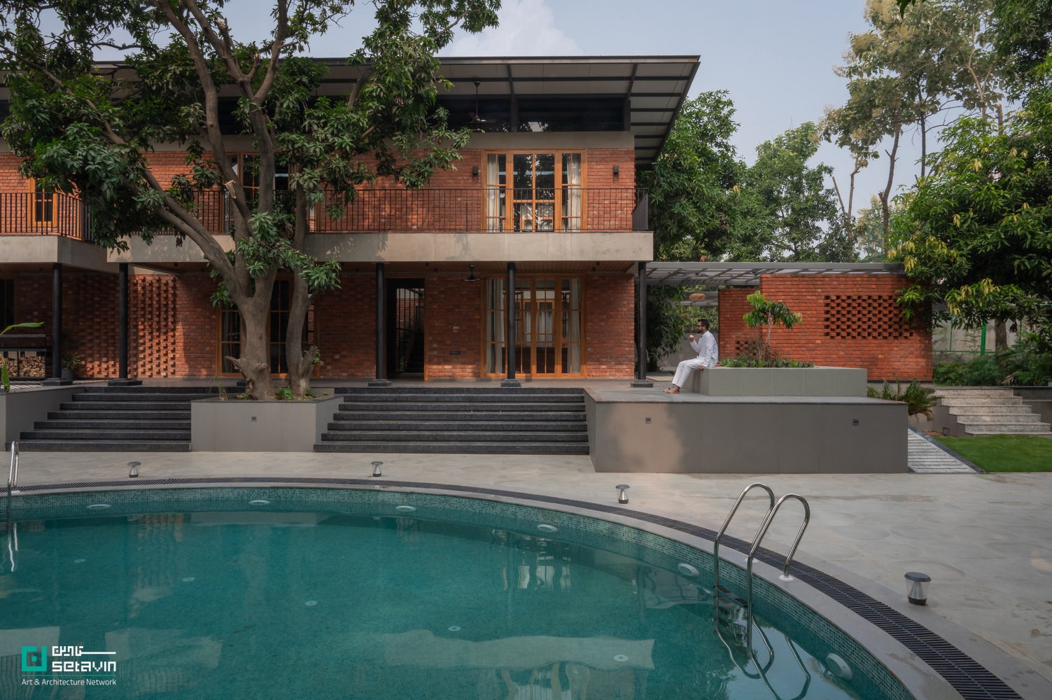 خانه باغ گوراکپور در هند، طراحیشده توسط W5 Architects، نمونهای شاخص از معماری پایدار، ساخت آهسته و همزیستی عمیق با طبیعت و صنایع دستی بومی است.