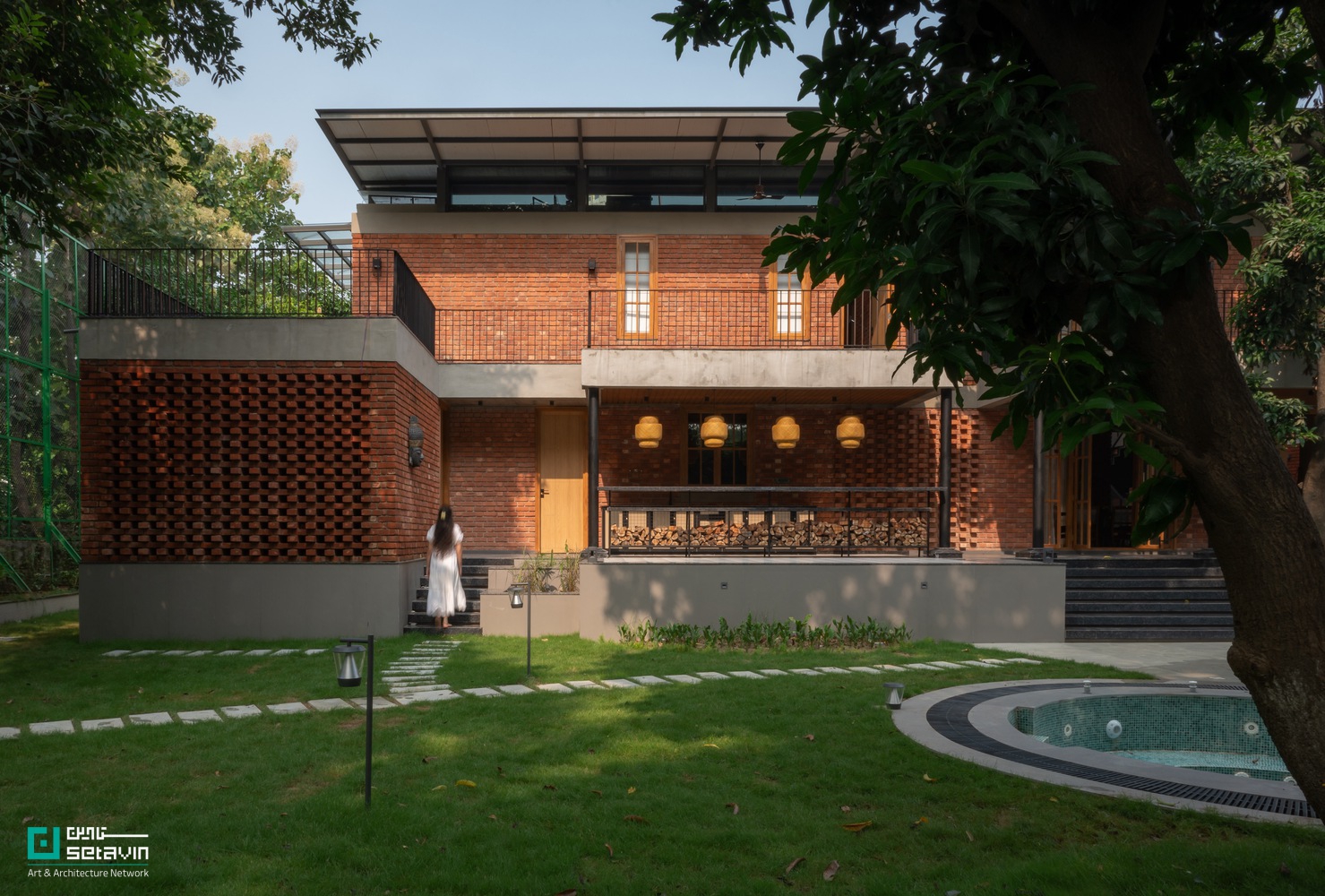 خانه باغ گوراکپور در هند، طراحیشده توسط W5 Architects، نمونهای شاخص از معماری پایدار، ساخت آهسته و همزیستی عمیق با طبیعت و صنایع دستی بومی است.