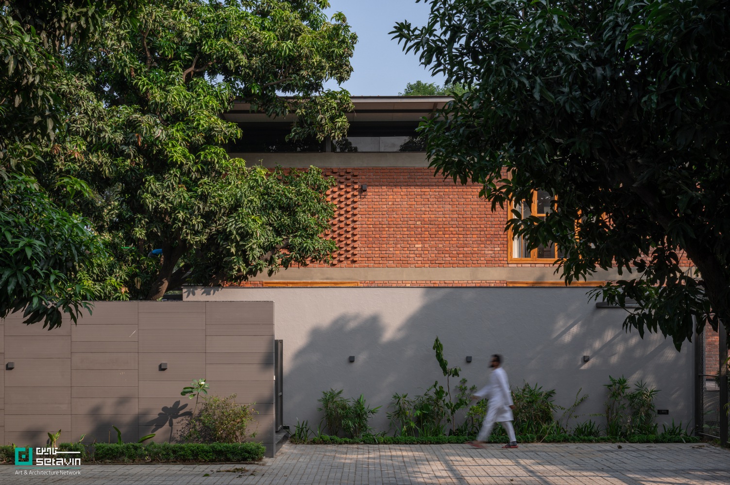 خانه باغ گوراکپور در هند، طراحیشده توسط W5 Architects، نمونهای شاخص از معماری پایدار، ساخت آهسته و همزیستی عمیق با طبیعت و صنایع دستی بومی است.