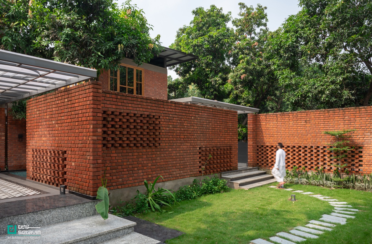خانه باغ گوراکپور در هند، طراحیشده توسط W5 Architects، نمونهای شاخص از معماری پایدار، ساخت آهسته و همزیستی عمیق با طبیعت و صنایع دستی بومی است.