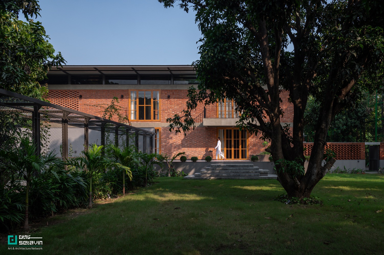 خانه باغ گوراکپور در هند، طراحیشده توسط W5 Architects، نمونهای شاخص از معماری پایدار، ساخت آهسته و همزیستی عمیق با طبیعت و صنایع دستی بومی است.