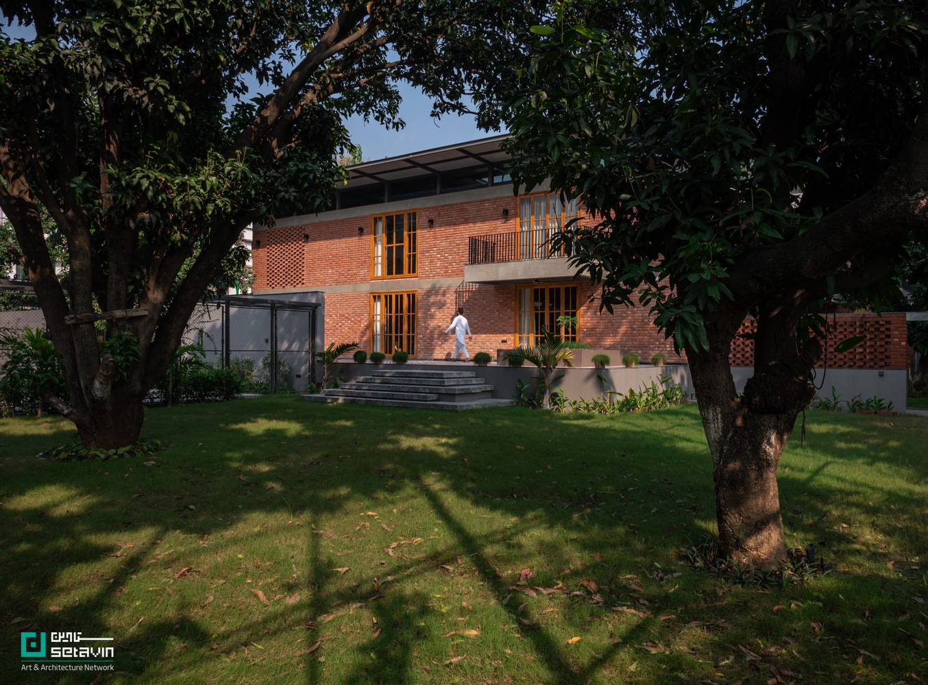 خانه باغ گوراکپور در هند، طراحیشده توسط W5 Architects، نمونهای شاخص از معماری پایدار، ساخت آهسته و همزیستی عمیق با طبیعت و صنایع دستی بومی است.