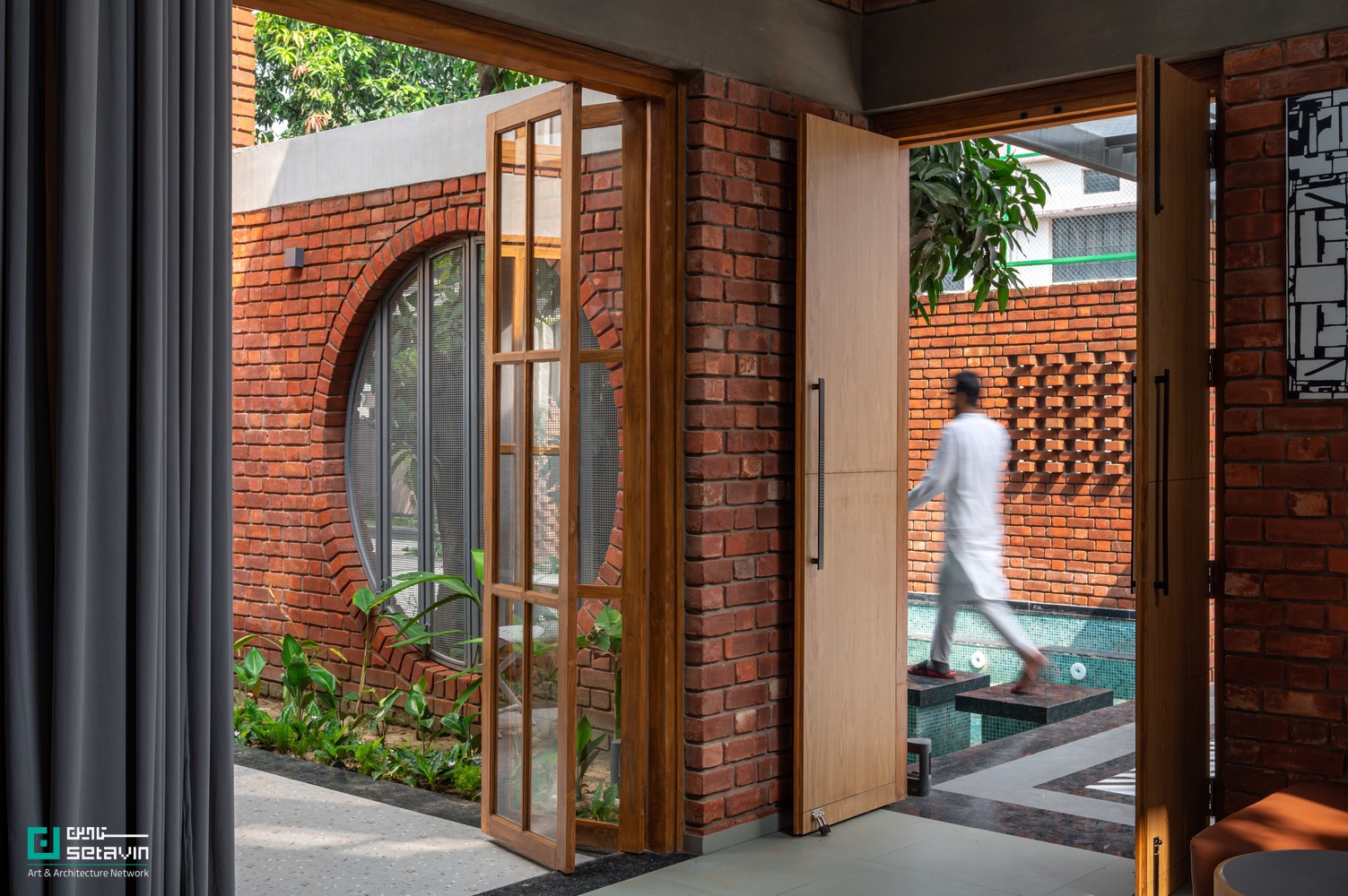 خانه باغ گوراکپور در هند، طراحیشده توسط W5 Architects، نمونهای شاخص از معماری پایدار، ساخت آهسته و همزیستی عمیق با طبیعت و صنایع دستی بومی است.