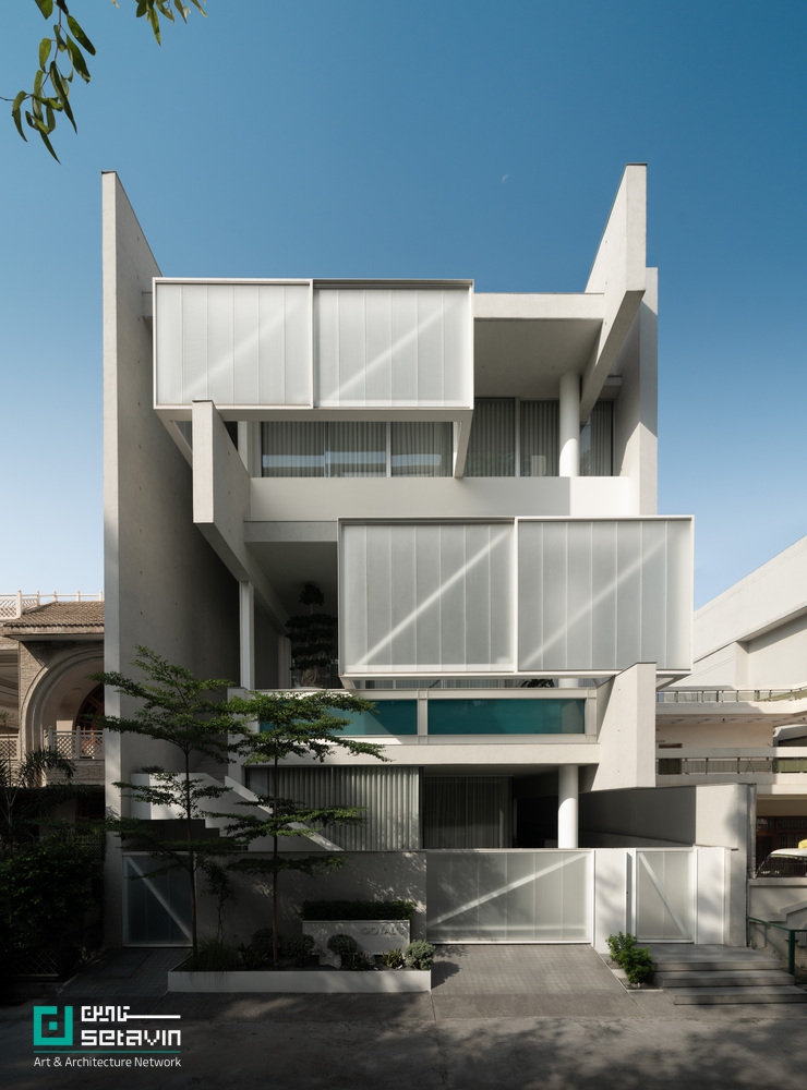 خانه BB 214 در لودیانای هند، اثر استودیو معماری و طراحی مینیمالیست؛ معماری‌ای آرام و متعادل با تمرکز بر نور، تناسبات و خویشتن‌داری متریالی.