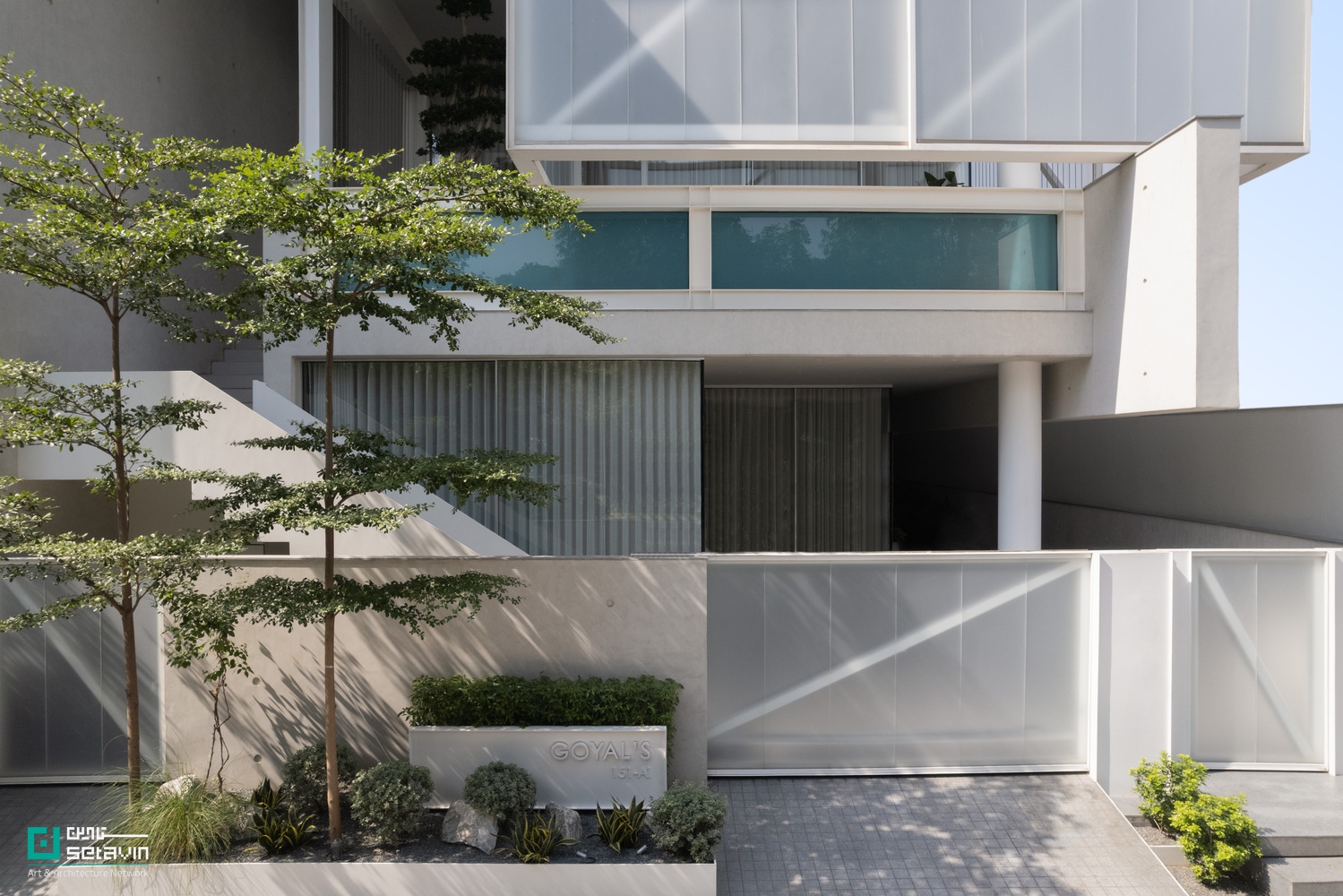خانه BB 214 در لودیانای هند، اثر استودیو معماری و طراحی مینیمالیست؛ معماری‌ای آرام و متعادل با تمرکز بر نور، تناسبات و خویشتن‌داری متریالی.