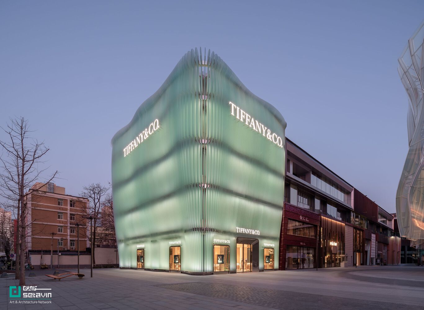 بررسی فروشگاه شاخص Tiffany & Co در پکن با طراحی MVRDV؛ نمایی شیشهای، الهامگرفته از جواهرات السا پرتی و رویکردی نوآورانه در معماری معاصر.