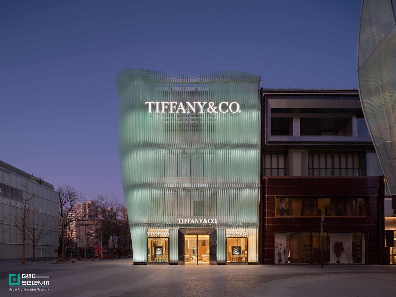 بررسی فروشگاه شاخص Tiffany & Co در پکن با طراحی MVRDV؛ نمایی شیشهای، الهامگرفته از جواهرات السا پرتی و رویکردی نوآورانه در معماری معاصر.